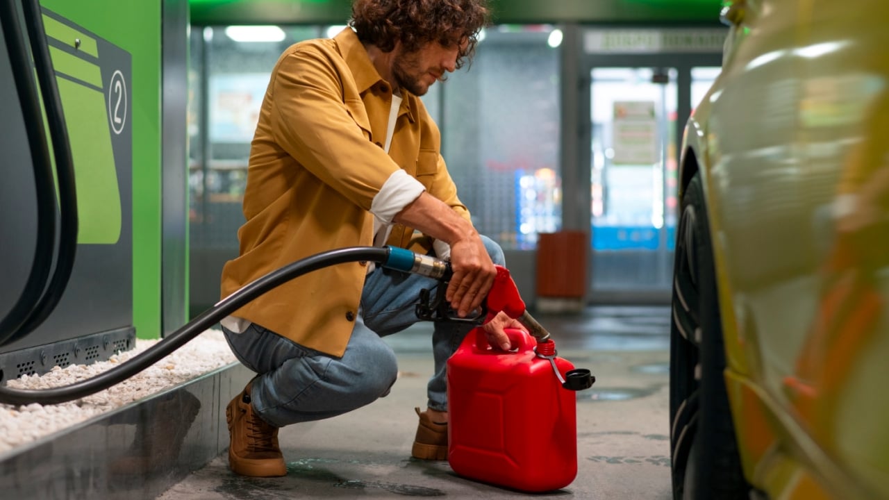 ¿Es Legal Transportar Un Bidón De Gasolina En El Coche Y Almacenarlo En Casa?