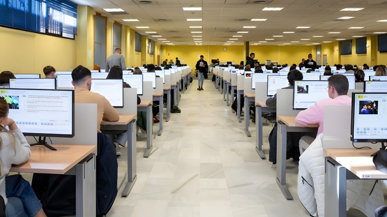 Se Presentó En El Examen Teórico De Conducir Con Un Truco Para Copiar Y Le Acabó Mandando Al Hospital