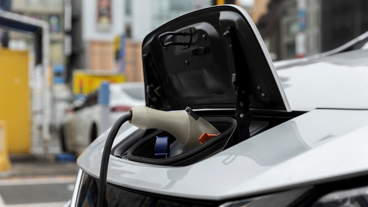 La Ingeniosa Forma De Cargar Coches Eléctricos Que Arrasa En Europa Y En España Es Ilegal