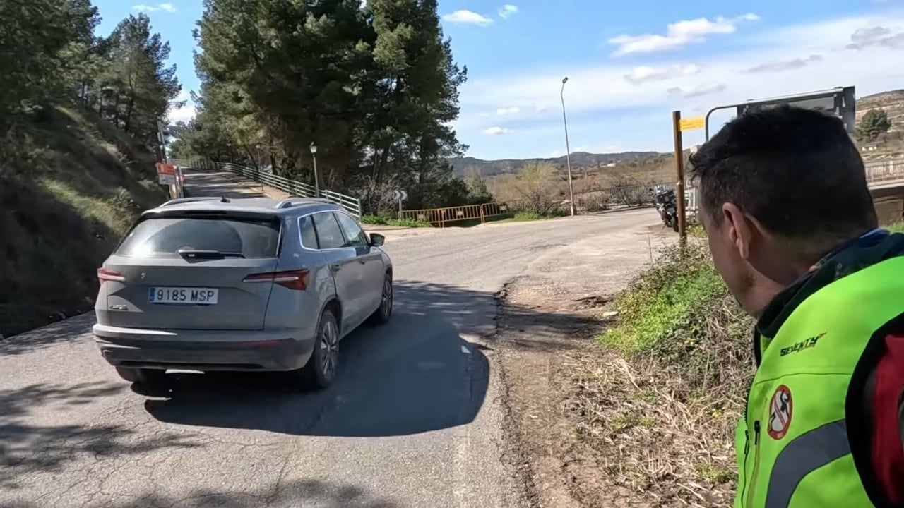 La Dgt Te Fríe A Multas «Por Tu Seguridad», Pero Luego Te Obliga A Circular Por Carreteras Como Esta