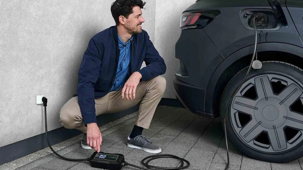 ¿Cargas Tu Coche Eléctrico En Casa Y Con Un Enchufe Convencional? Estás Tirando Dinero De Más A La Basura